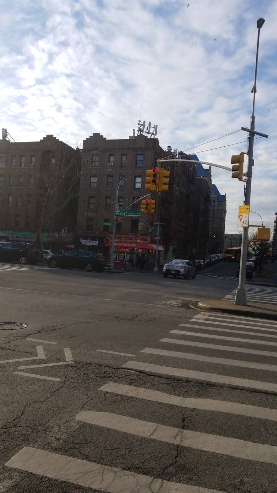 Kennedy Fried Chicken | restaurant | 2371 Grand Concourse, The Bronx, NY 10468, USA | 7185844950 OR +1 718-584-4950