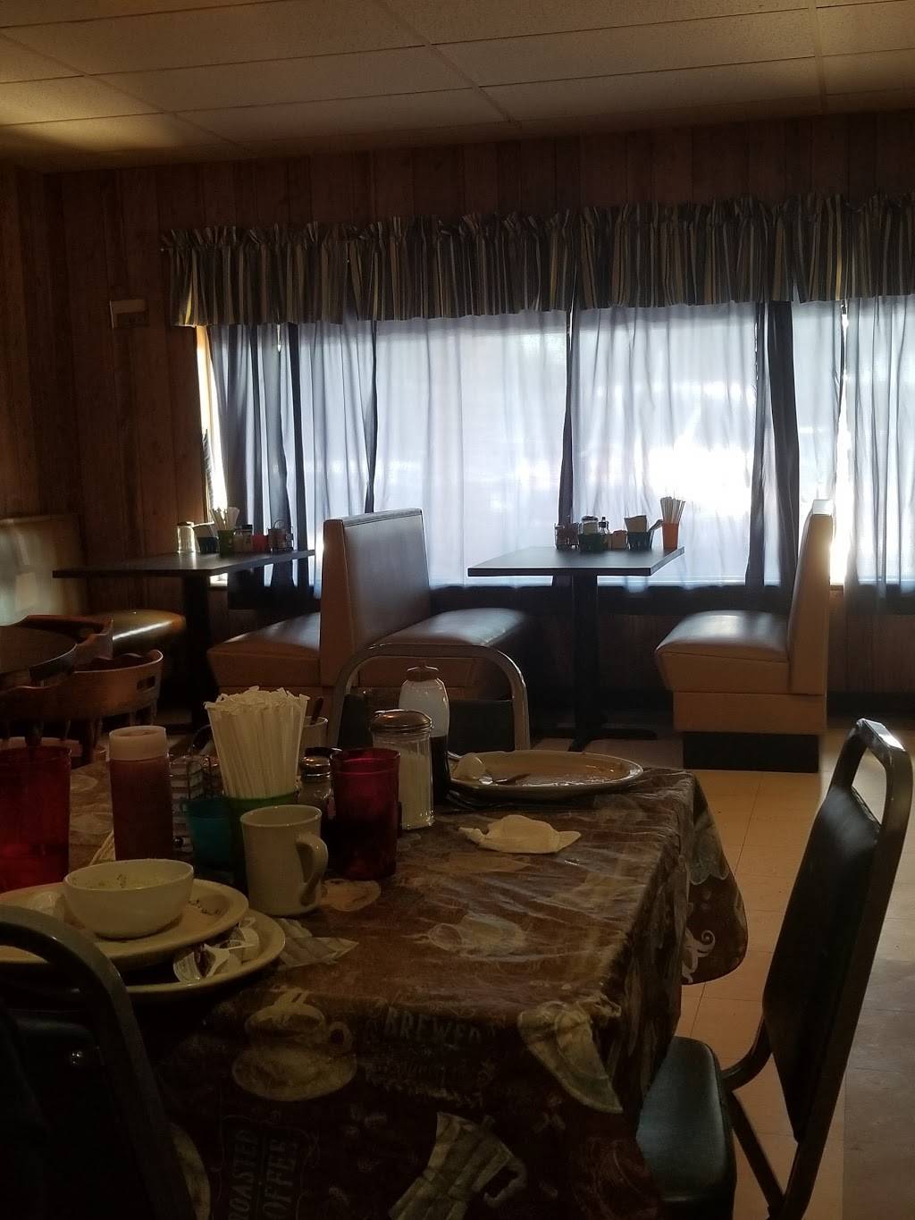 Big V Restaurant | restaurant | 32 Hall St, LaBelle, FL 33935, USA | 8636752917 OR +1 863-675-2917