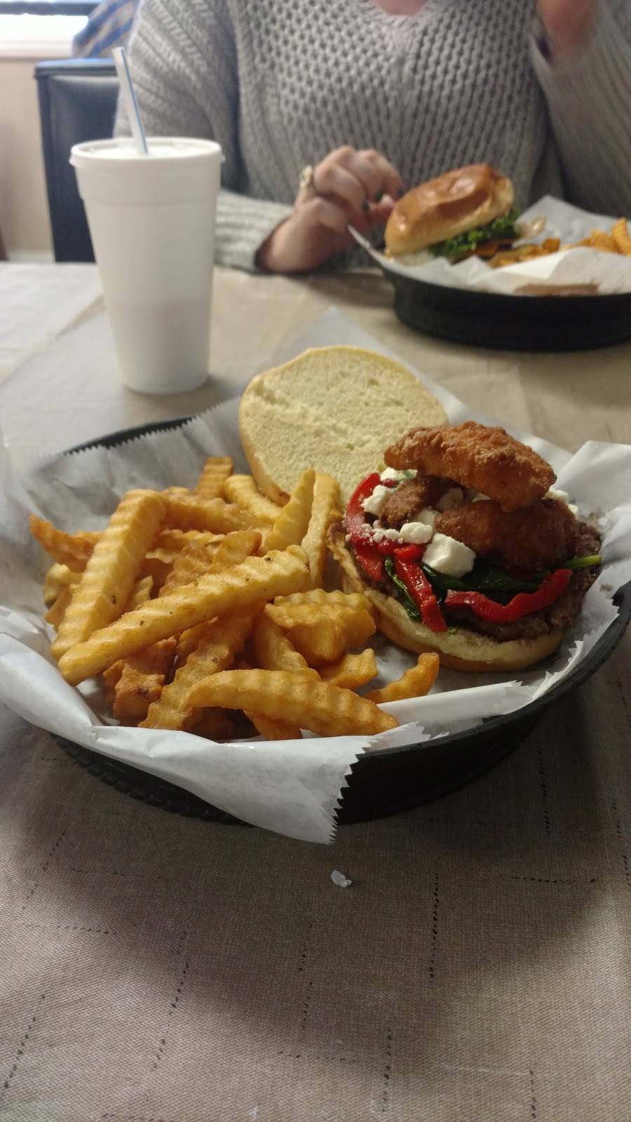 Holly Jos Creekside Grill | restaurant | 25174 Virgil H Goode Hwy, Boones Mill, VA 24065, USA | 5403341255 OR +1 540-334-1255