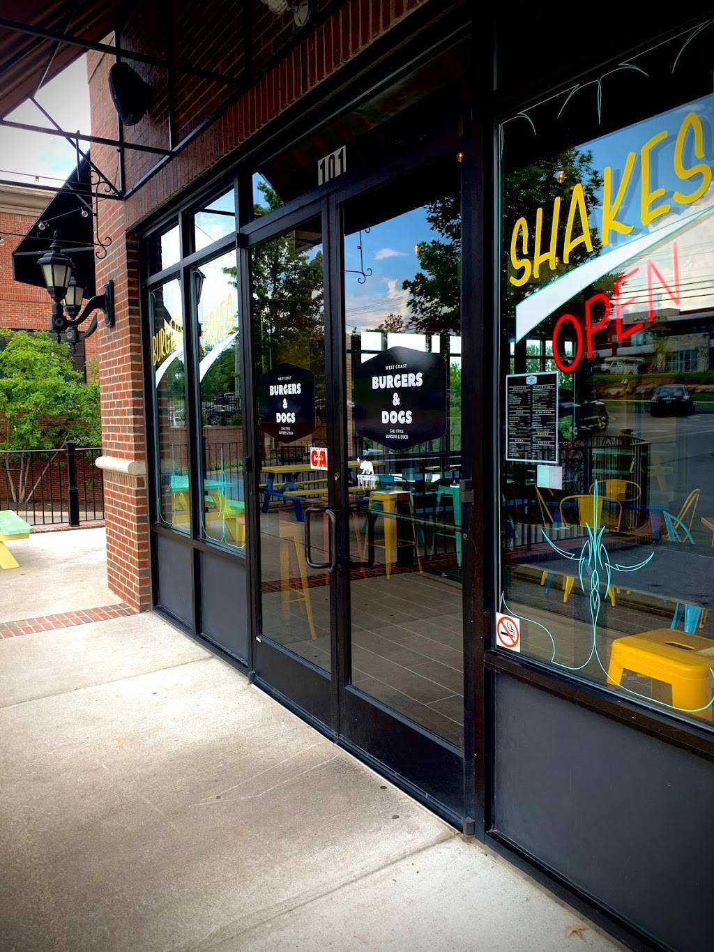 West Coast Burgers & Dogs | restaurant | 7175 Nolensville Rd, Nolensville, TN 37135, USA | 6157764644 OR +1 615-776-4644