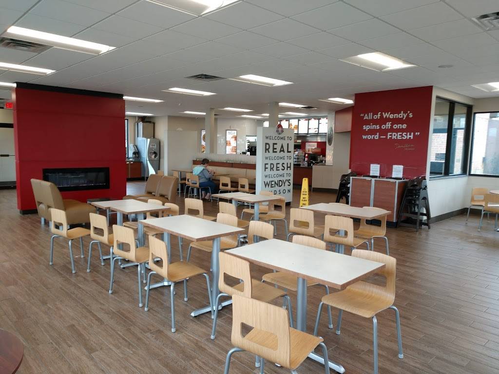 Wendys | restaurant | 2218 Crest View Dr, Hudson, WI 54016, USA | 7152204765 OR +1 715-220-4765