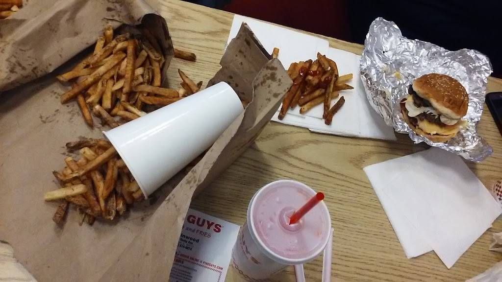 Five Guys | meal takeaway | 3315 W Touhy Ave, Lincolnwood, IL 60712, USA | 8476740074 OR +1 847-674-0074