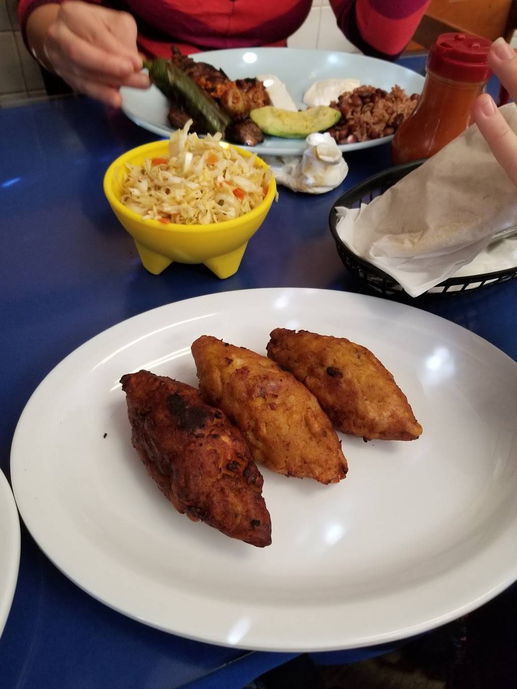 Panaderia & Pupuseria Ilobas Co | bakery | 455 W Florence Ave, Los Angeles, CA 90003, USA | 3237785027 OR +1 323-778-5027