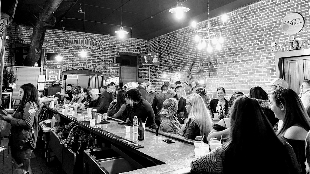 Steamboat Willies | restaurant | 309 St Johns Ave, Palatka, FL 32177, USA | 3863250419 OR +1 386-325-0419