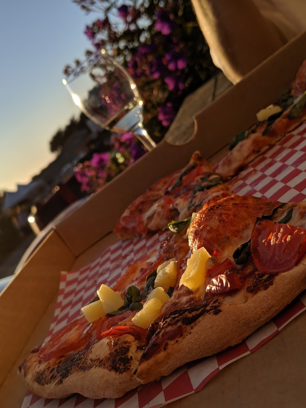 Upper Crust Pizzeria | restaurant | 39331 S, CA-1, Gualala, CA 95445, USA | 7078841324 OR +1 707-884-1324