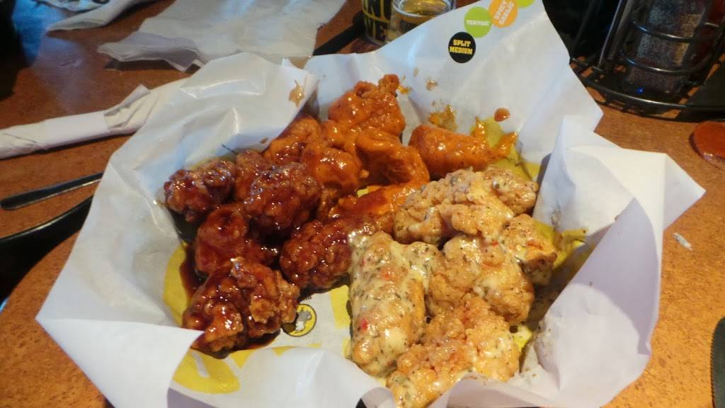 Buffalo Wild Wings | meal takeaway | 2020 Edgewood Rd SW, Cedar Rapids, IA 52404, USA | 3193906995 OR +1 319-390-6995