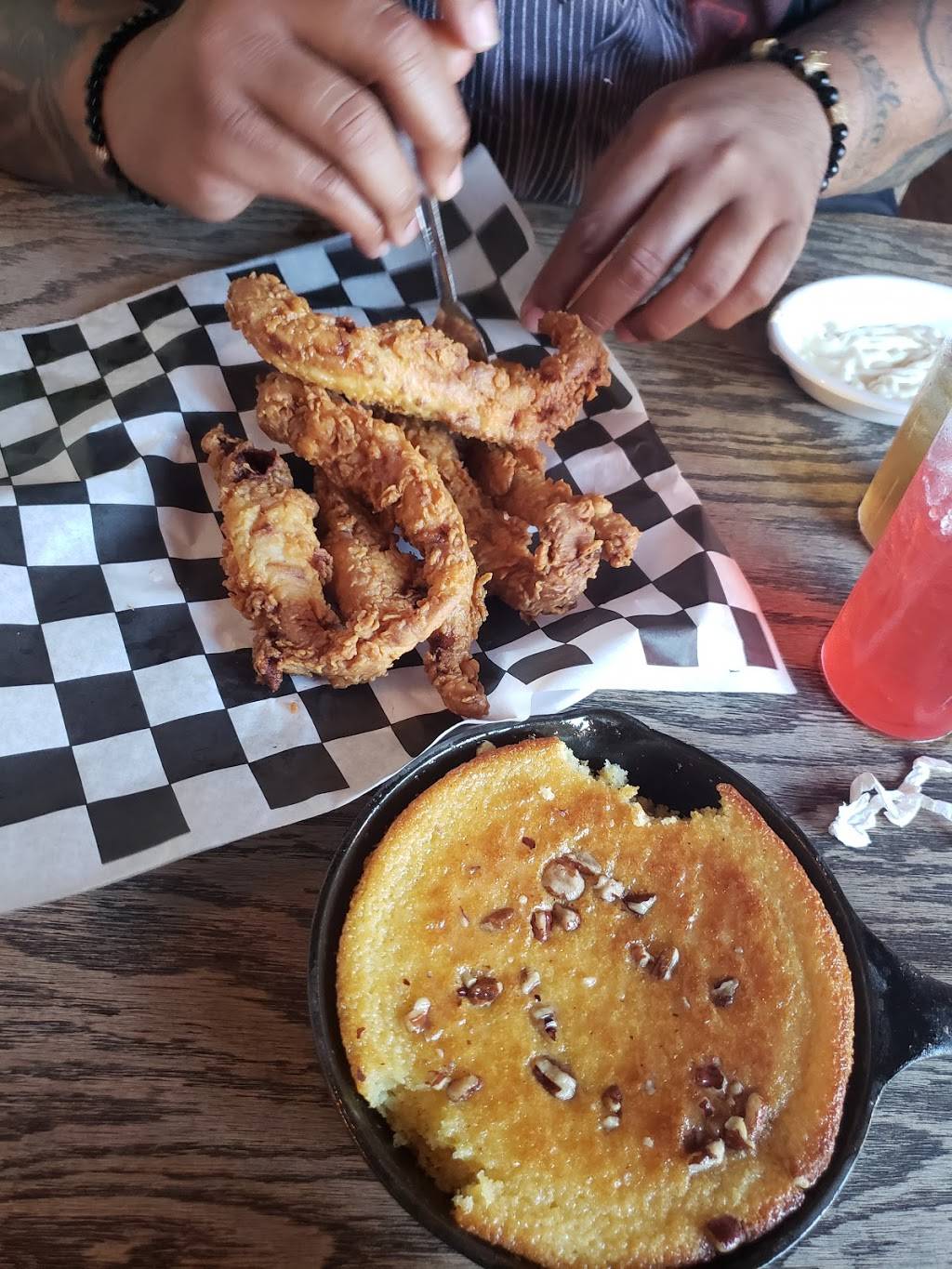 Greens And Gravy Restaurant | restaurant | 1540 Ralph David Abernathy Blvd, Atlanta, GA 30310, USA | 4045652074 OR +1 404-565-2074