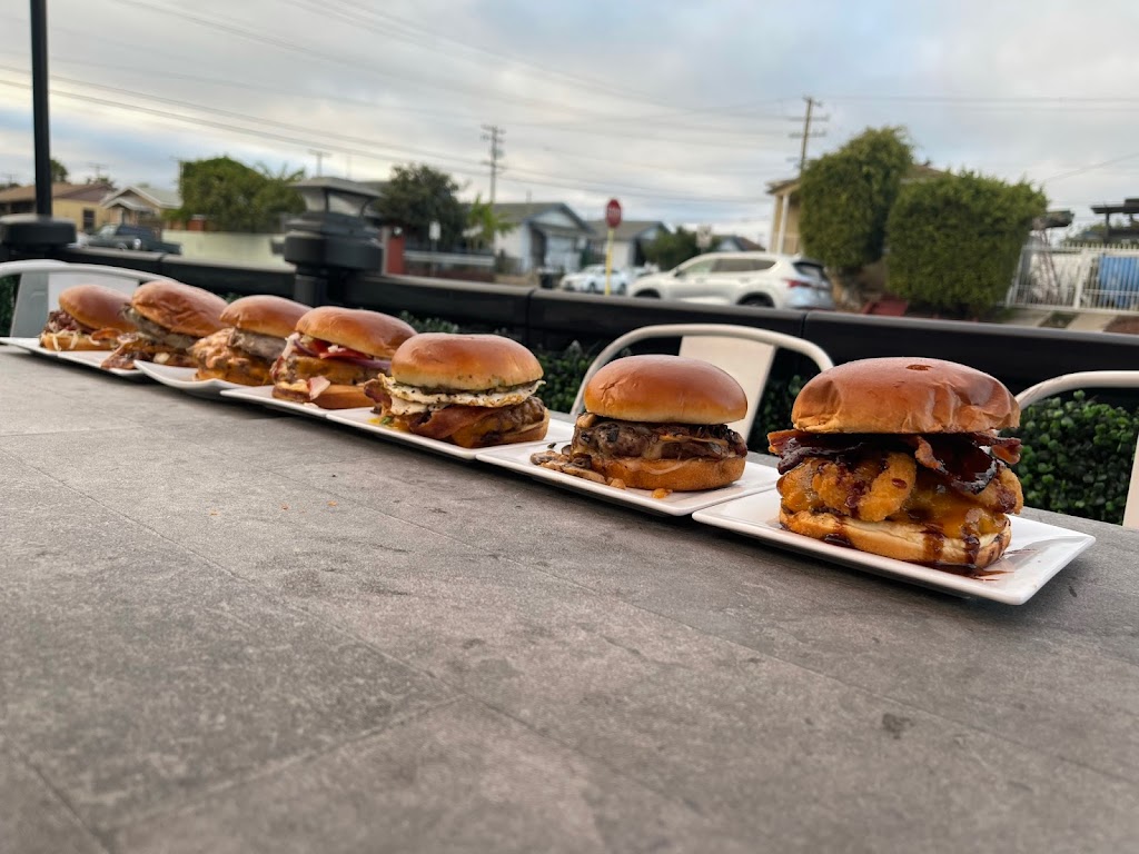 Atlas Burgers and Dogs | restaurant | 2707 Boston Ave, San Diego, CA 92113, USA | 6199256190 OR +1 619-925-6190