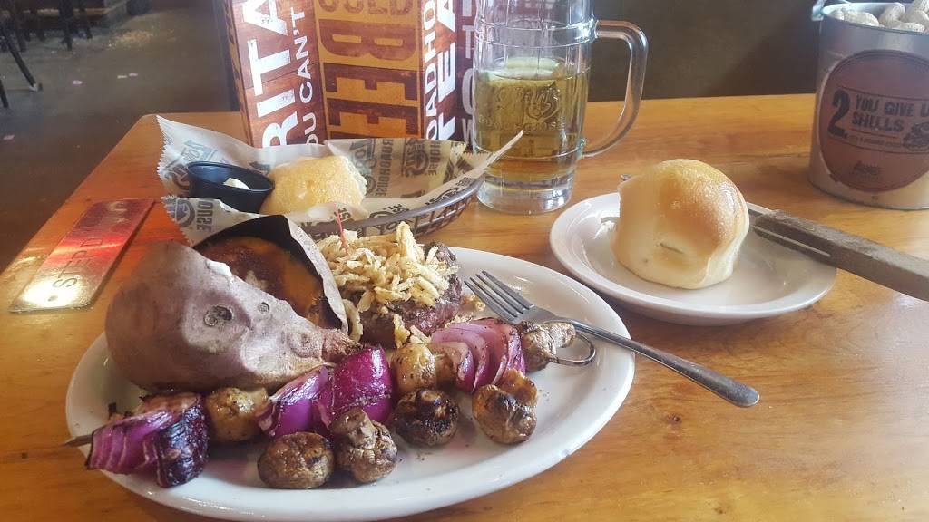 Logans Roadhouse | restaurant | 3299 W Shore Dr, Holland, MI 49424, USA | 6163999451 OR +1 616-399-9451