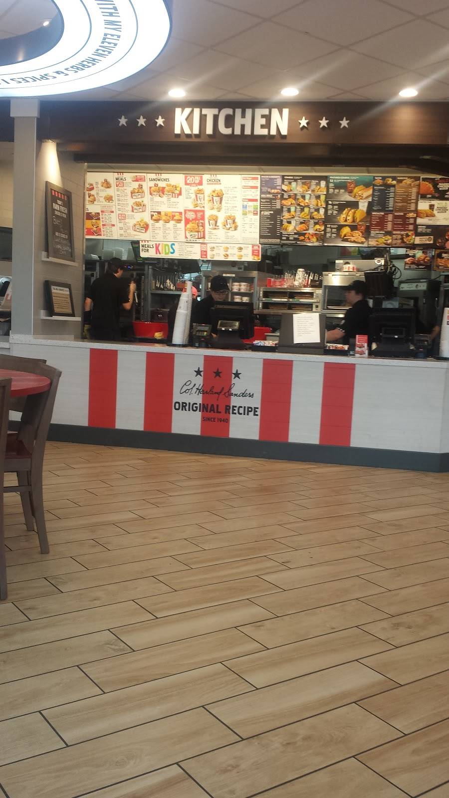 KFC | restaurant | 634 W Main St, Benton, IL 62812, USA | 6184397355 OR +1 618-439-7355