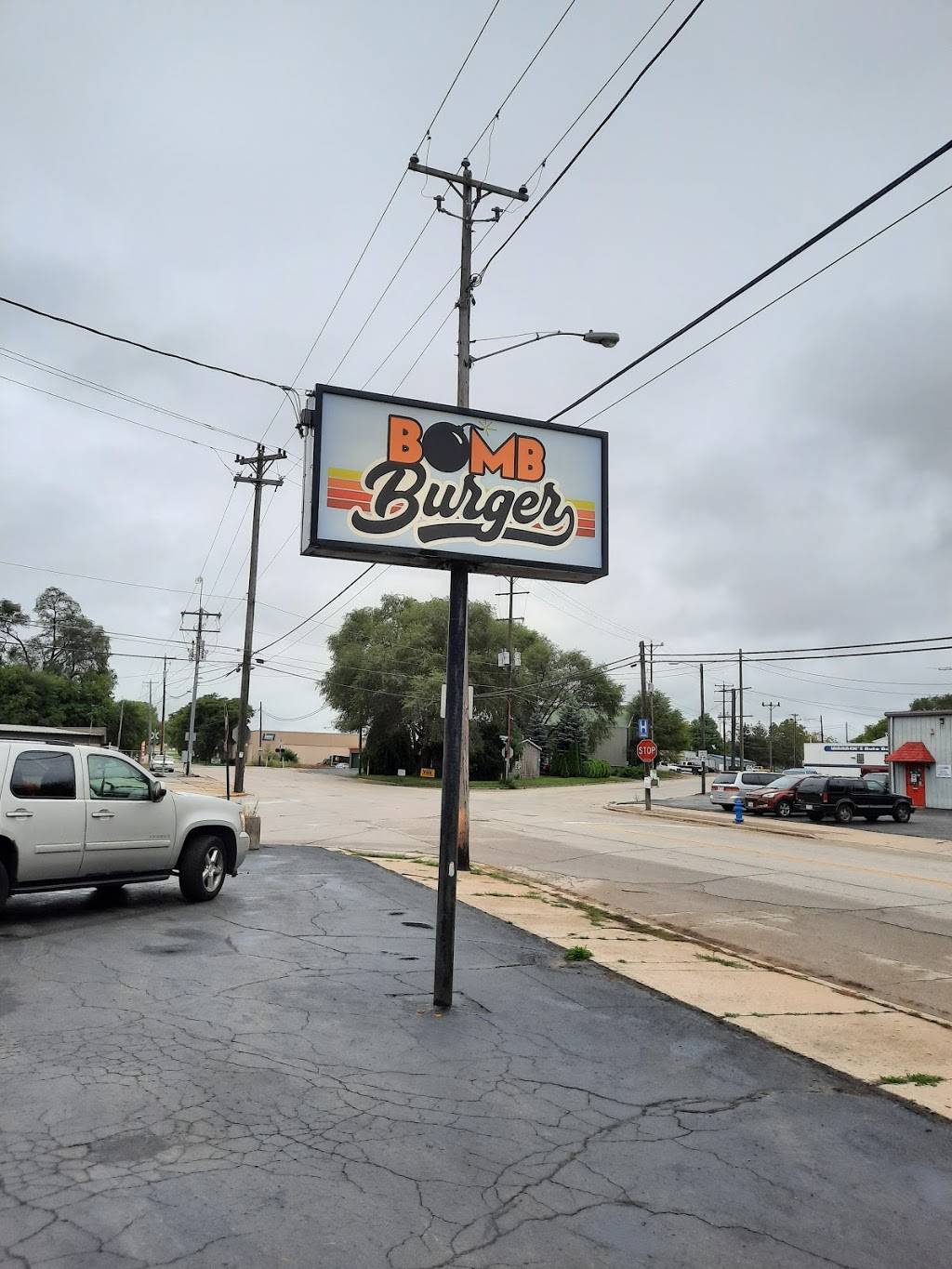 Bomb Burger | restaurant | 532 McHenry St, Burlington, WI 53105, USA | 2628063663 OR +1 262-806-3663