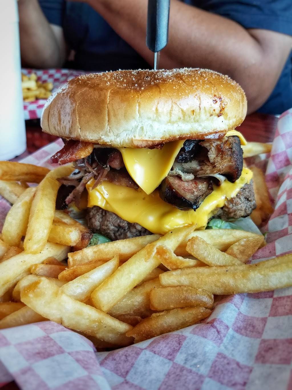 Bubbas Fat Burgers & BBQ | restaurant | 1111 S Wood St, Gilmer, TX 75645, USA | 9036800899 OR +1 903-680-0899