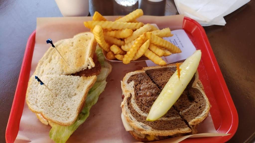 Luckys Dog House | meal takeaway | 215 N Moorpark Rd, Thousand Oaks, CA 91360, USA | 8054491745 OR +1 805-449-1745