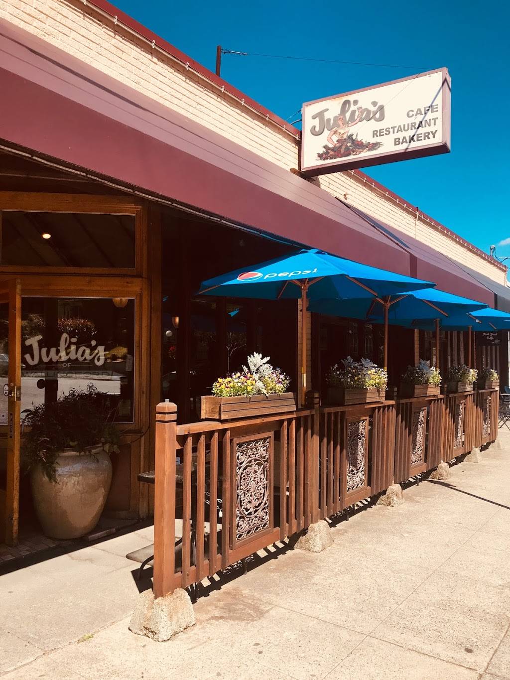 Julias in Wallingford | restaurant | 4401 Wallingford Ave N, Seattle, WA 98103, USA | 2066331175 OR +1 206-633-1175