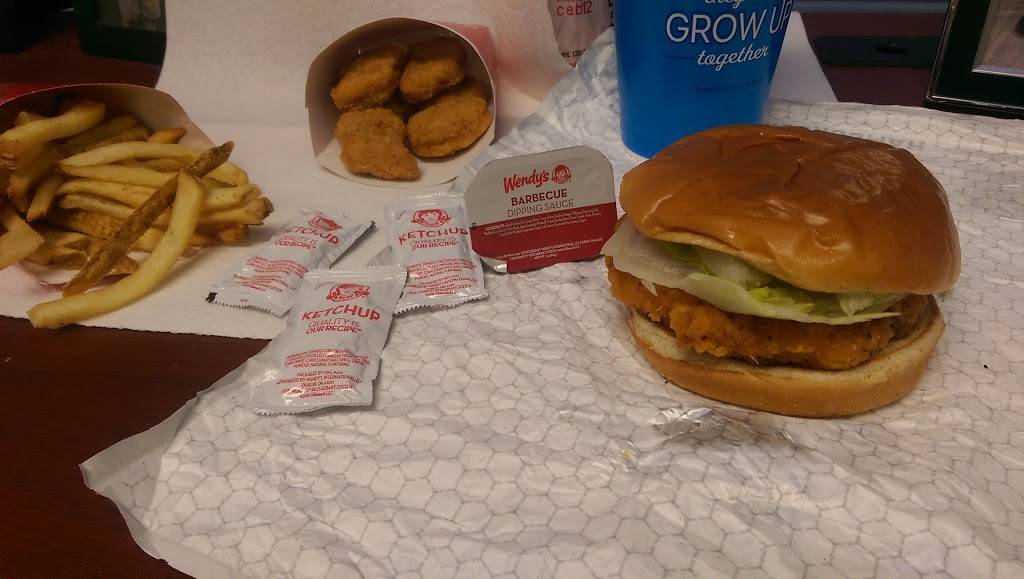 Wendys | restaurant | 5900 Roeland Dr, Mission, KS 66205, USA | 9133842582 OR +1 913-384-2582