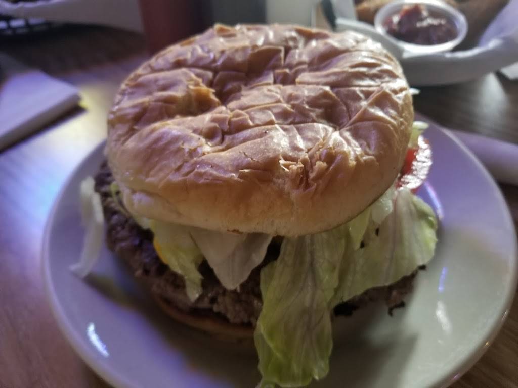 John & Helens Tavern | restaurant | 28897 US-30, Kensington, OH 44427, USA | 3302231918 OR +1 330-223-1918