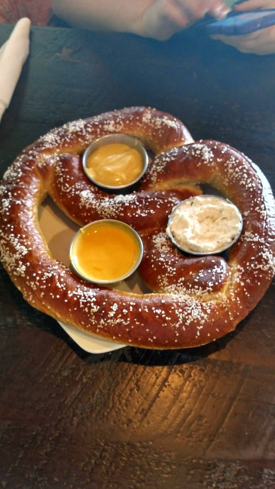 Tapped Brick Oven & Pour House | restaurant | 6044 Lincoln Hwy, Greensburg, PA 15601, USA | 7248508277 OR +1 724-850-8277