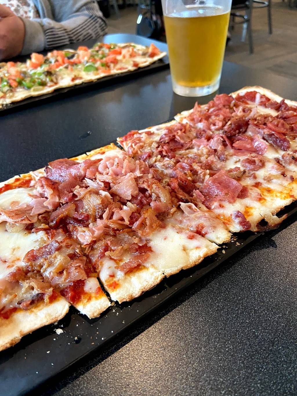 Hill City Pub | restaurant | 4017 Wards Rd, Lynchburg, VA 24502, USA | 4345829001 OR +1 434-582-9001