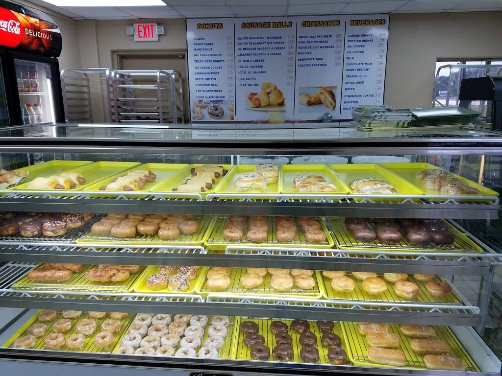 Southern Maid Donuts | restaurant | 6703 Commerce St, Wallis, TX 77485, USA | 3462005155 OR +1 346-200-5155