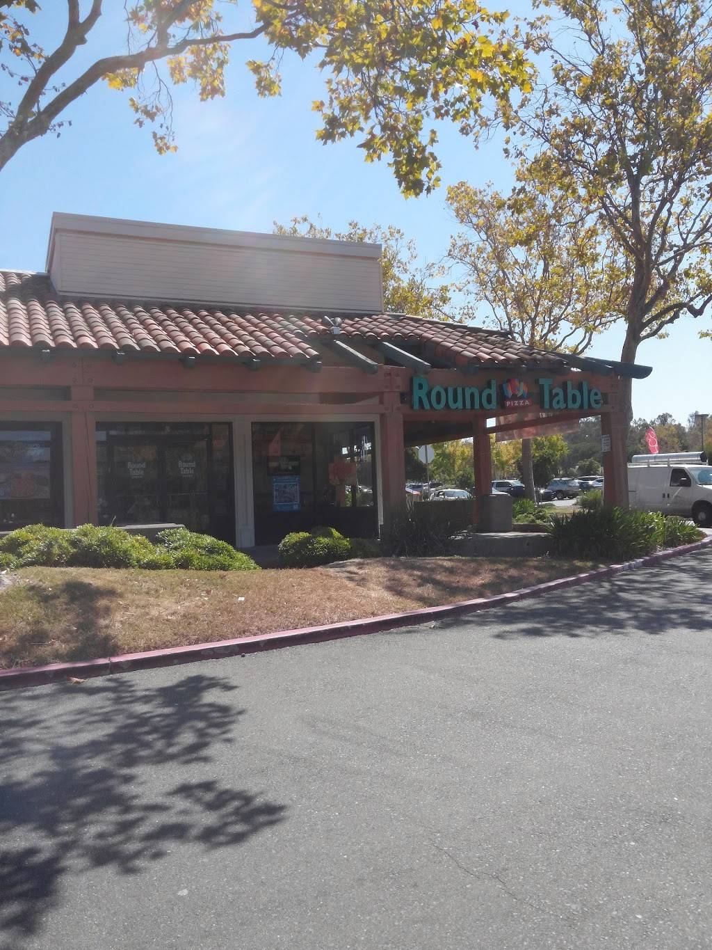 Round Table Pizza | meal delivery | 1511-D Sycamore Avenue, Hercules, CA 94547, USA | 5107991966 OR +1 510-799-1966