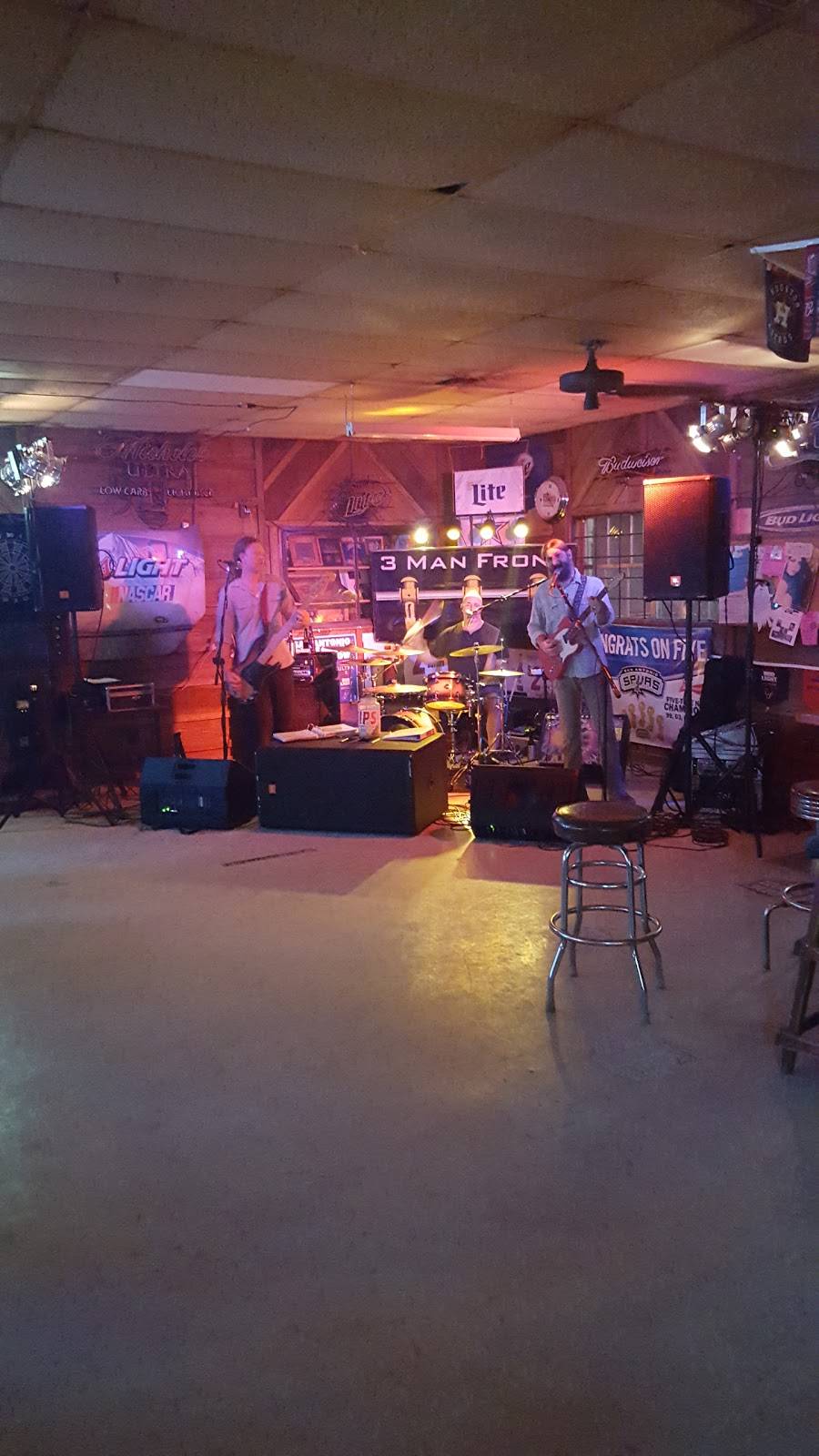 Luensmanns Icehouse and Grill | restaurant | 8810 FM 775, New Berlin, TX 78155, USA | 8304202400 OR +1 830-420-2400