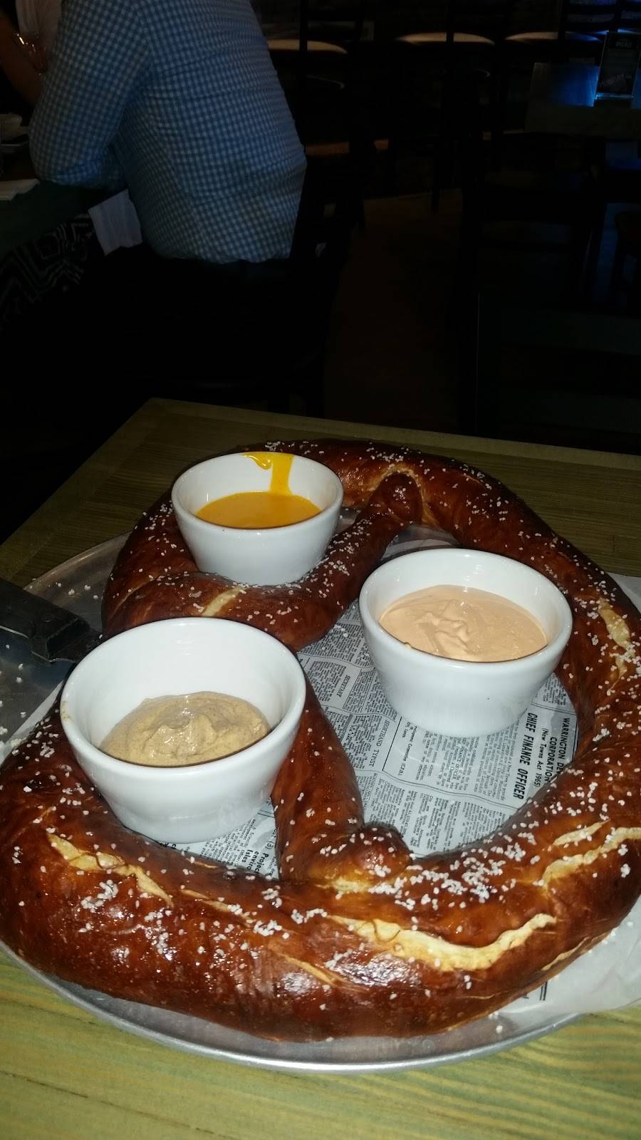 Post Time Sports Bar & Grille | restaurant | 13860 Rockland Rd, Libertyville, IL 60048, USA | 8473677170 OR +1 847-367-7170