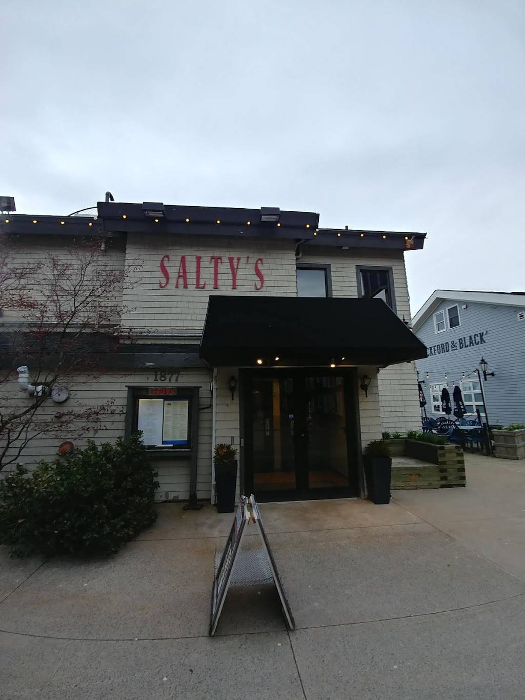 Saltys Pub & Bistro | restaurant | 215 Guideboard Rd, Clifton Park, NY 12065, USA | 5183711120 OR +1 518-371-1120