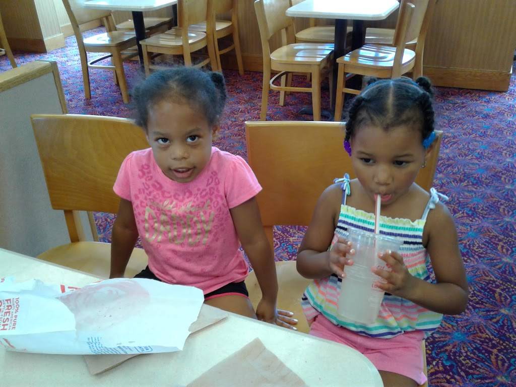 Wendys | restaurant | 6333 Eight Mile Rd, Detroit, MI 48221, USA | 3133452141 OR +1 313-345-2141