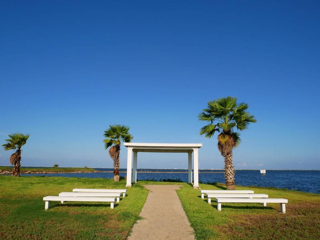 Bluffs Landing Marina & Lodge | restaurant | 4242 Laguna Shores Rd, Corpus Christi, TX 78418, USA | 3612882656 OR +1 361-288-2656