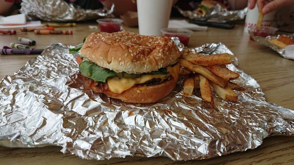 Five Guys | meal takeaway | 3315 W Touhy Ave, Lincolnwood, IL 60712, USA | 8476740074 OR +1 847-674-0074