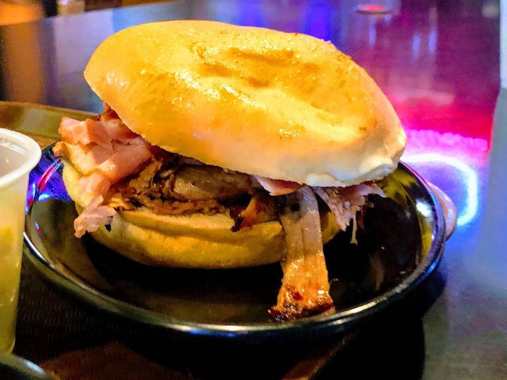 Johnnys BBQ | restaurant | 5959 Broadmoor St, Mission, KS 66202, USA | 9134320777 OR +1 913-432-0777