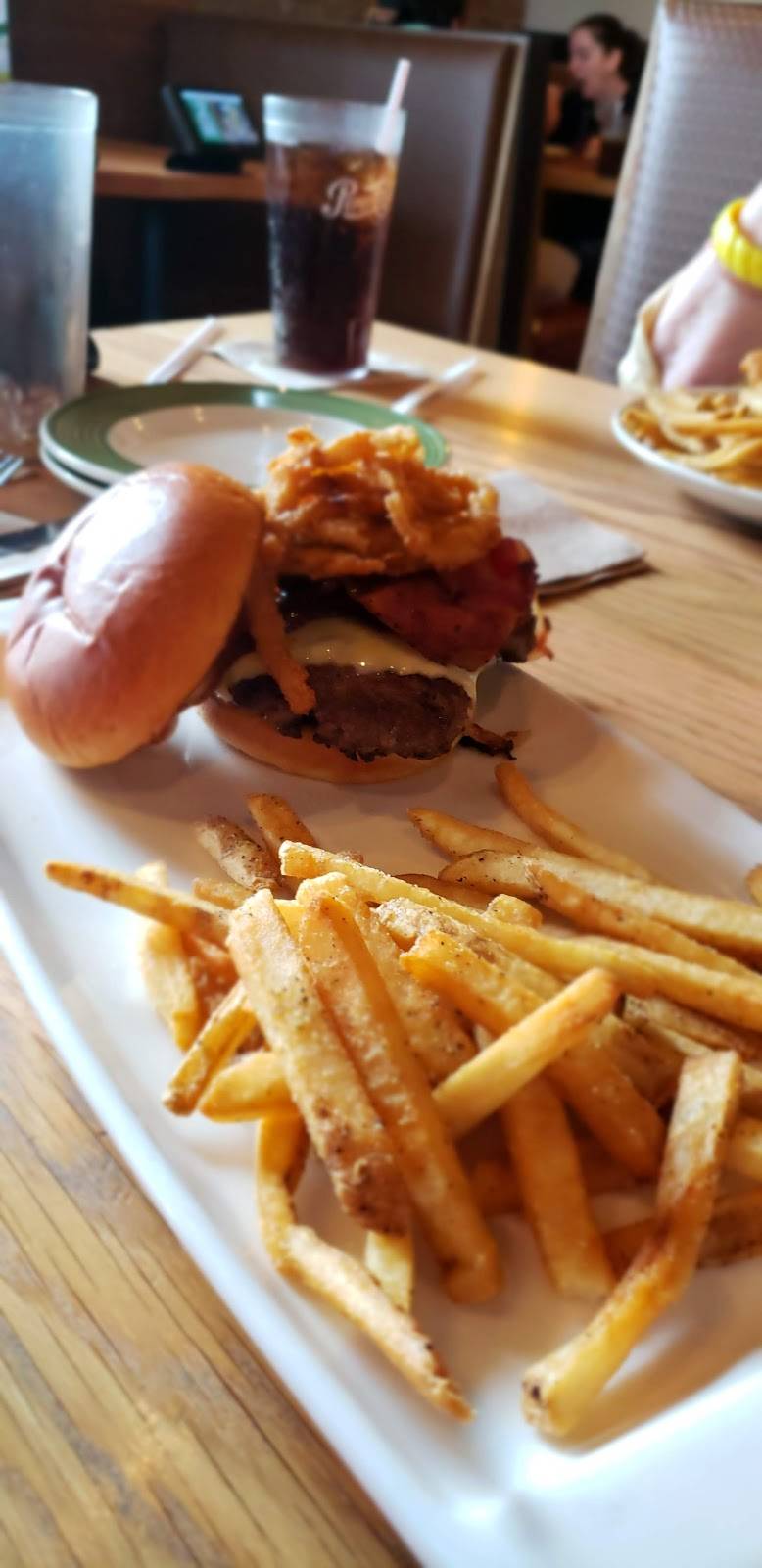 Applebees Grill + Bar | restaurant | 725 E Little Creek Rd, Norfolk, VA 23518, USA | 7576441477 OR +1 757-644-1477