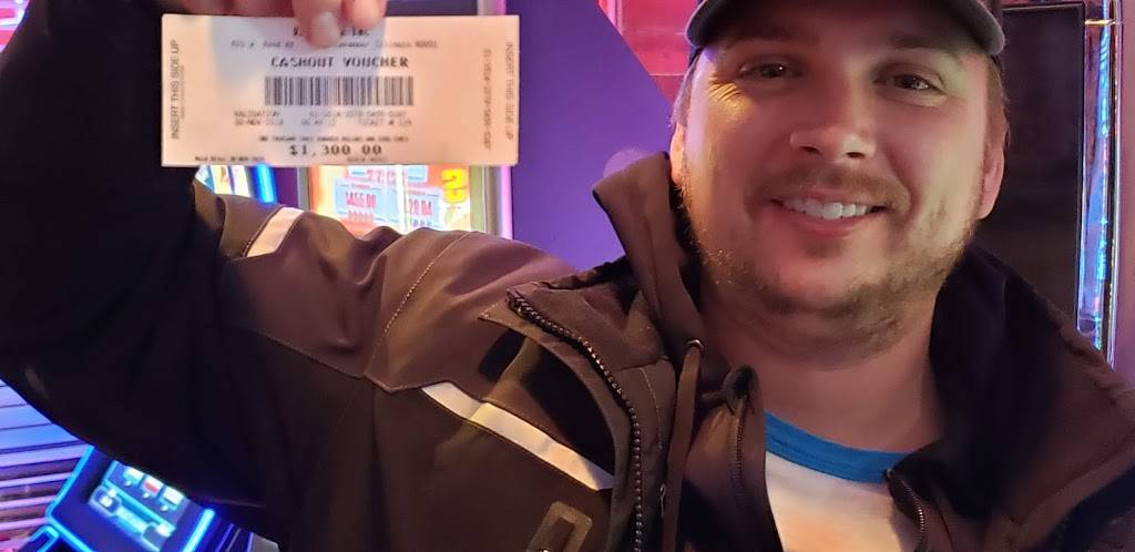 Red house video gaming cafe and bar | restaurant | 620 Rand Rd, Lakemoor, IL 60051, USA | 8155280008 OR +1 815-528-0008