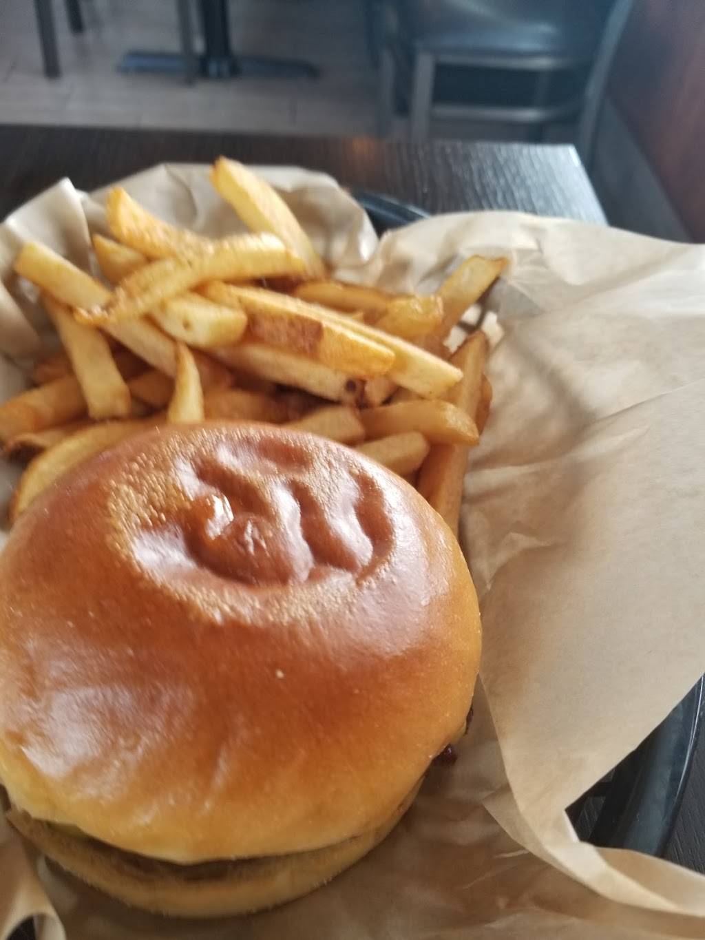 Mamo Burger Bar | restaurant | 13430 Tecumseh Rd E, Tecumseh, ON N8N 3N7, Canada | 5197353999 OR +1 519-735-3999