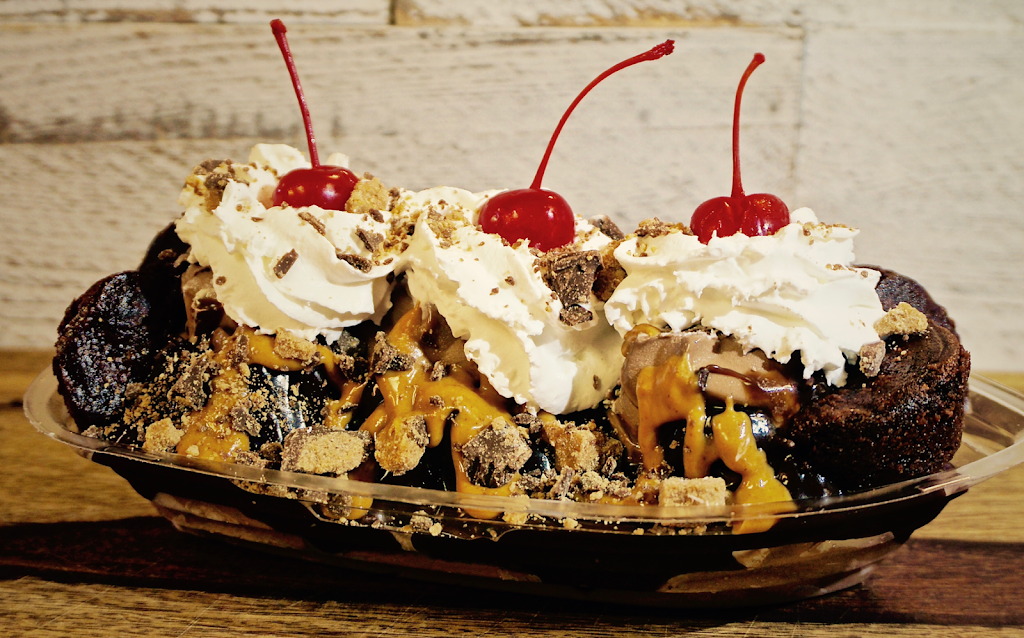 Silver Scoops | restaurant | 8450 W Hazel Rd, Mears, MI 49436, USA | 2317428178 OR +1 231-742-8178