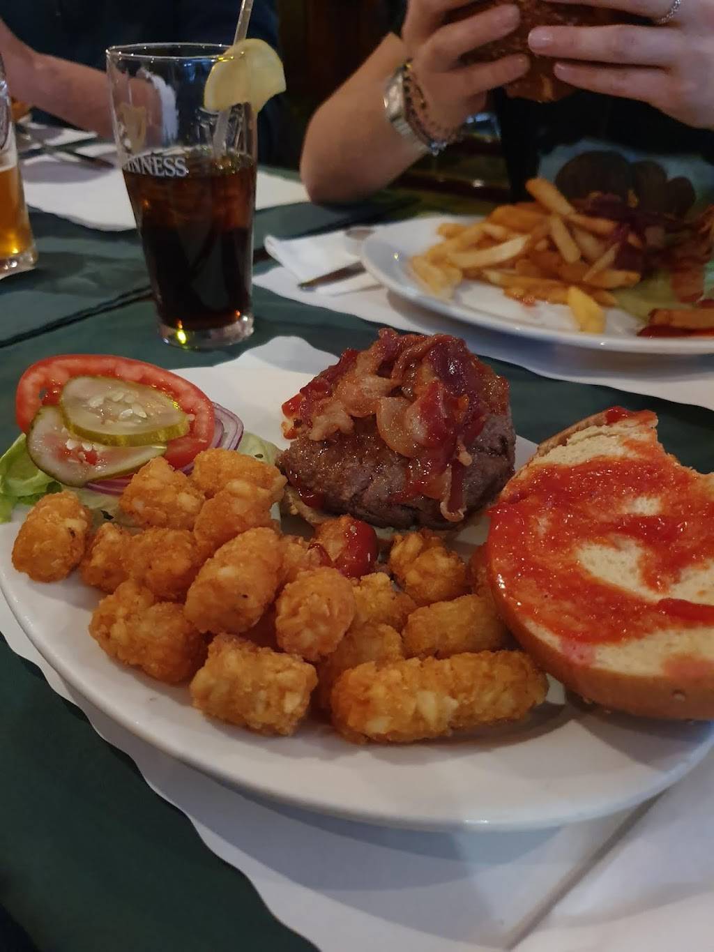 Peter McManus Cafe | restaurant | 152 7th Ave, New York, NY 10011, USA | 9172615504 OR +1 917-261-5504