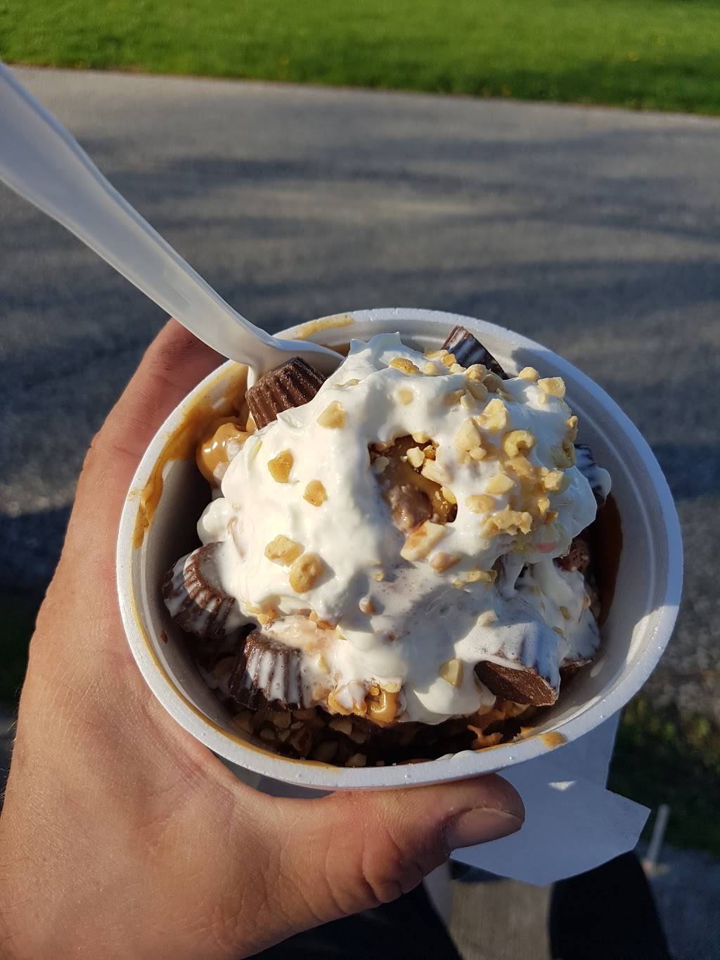 Stop 26 Ice Cream & More | cafe | 10585 Clairview Ave, Windsor, ON N8P 1B3, Canada | 5197351355 OR +1 519-735-1355