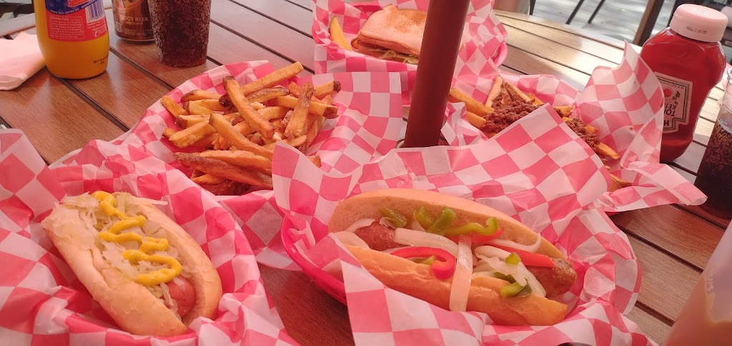 The Dog House | restaurant | 170 Pearl Rd, Brunswick, OH 44212, USA | 3307413471 OR +1 330-741-3471