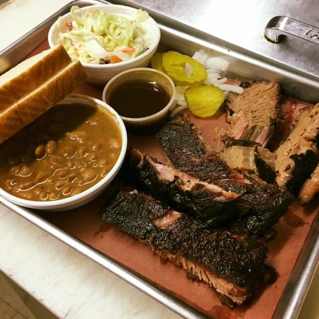 Two Sawers BBQ | restaurant | 656 10th St, Floresville, TX 78114, USA | 2107874686 OR +1 210-787-4686