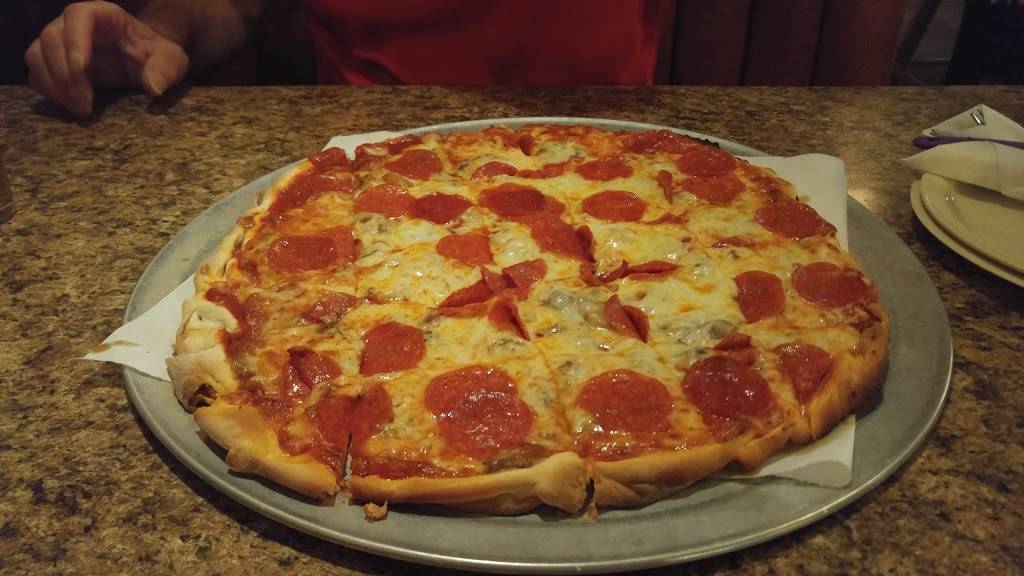 Gus Pizza Palace | restaurant | 139 W Main St, Whitewater, WI 53190, USA | 2624733562 OR +1 262-473-3562