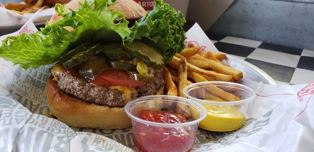 Fuddruckers | restaurant | 5614 Bay St #232, Emeryville, CA 94608, USA | 5106555902 OR +1 510-655-5902