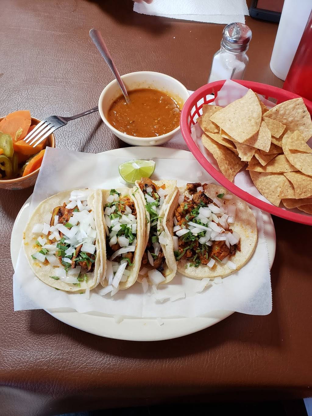 Taqueria El Charro | restaurant | 6810 N Shepherd Dr, Houston, TX 77091, USA | 7136928303 OR +1 713-692-8303