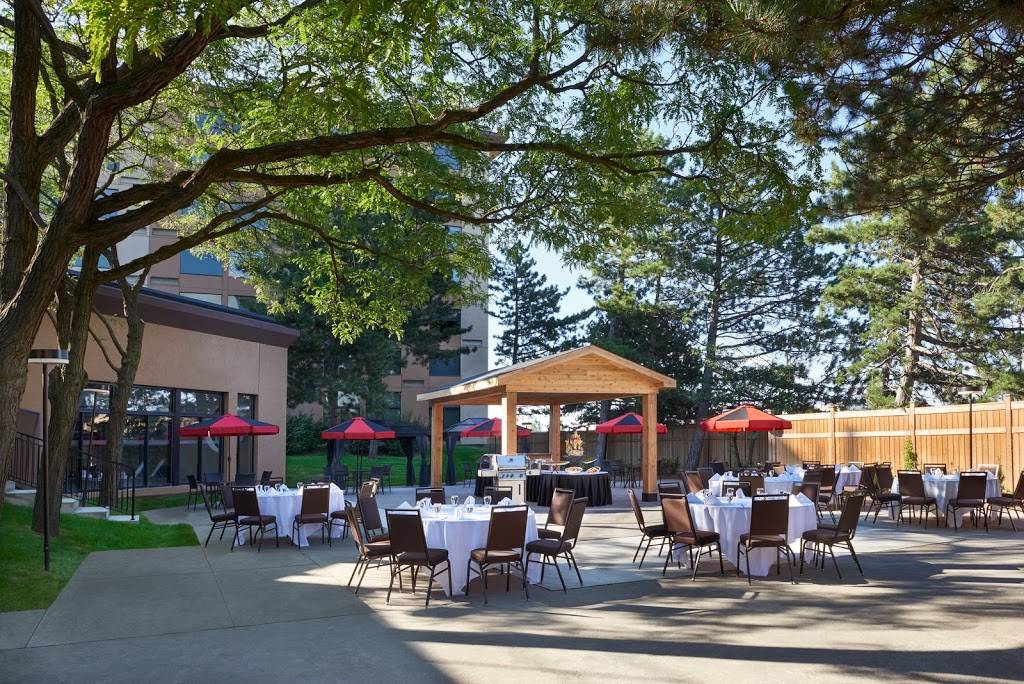 Moments Restaurant & Lounge | restaurant | 6257 Airport Rd, Mississauga, ON L4V 1E4, Canada | 9056781401 OR +1 905-678-1401