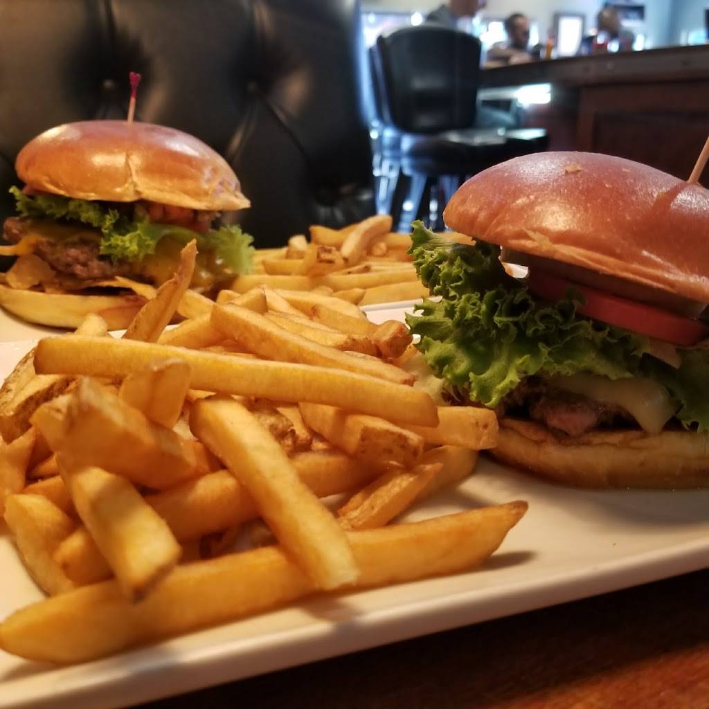 Chomp Burger | restaurant | 240 N Main St, Adrian, MI 49221, USA | 5174388384 OR +1 517-438-8384