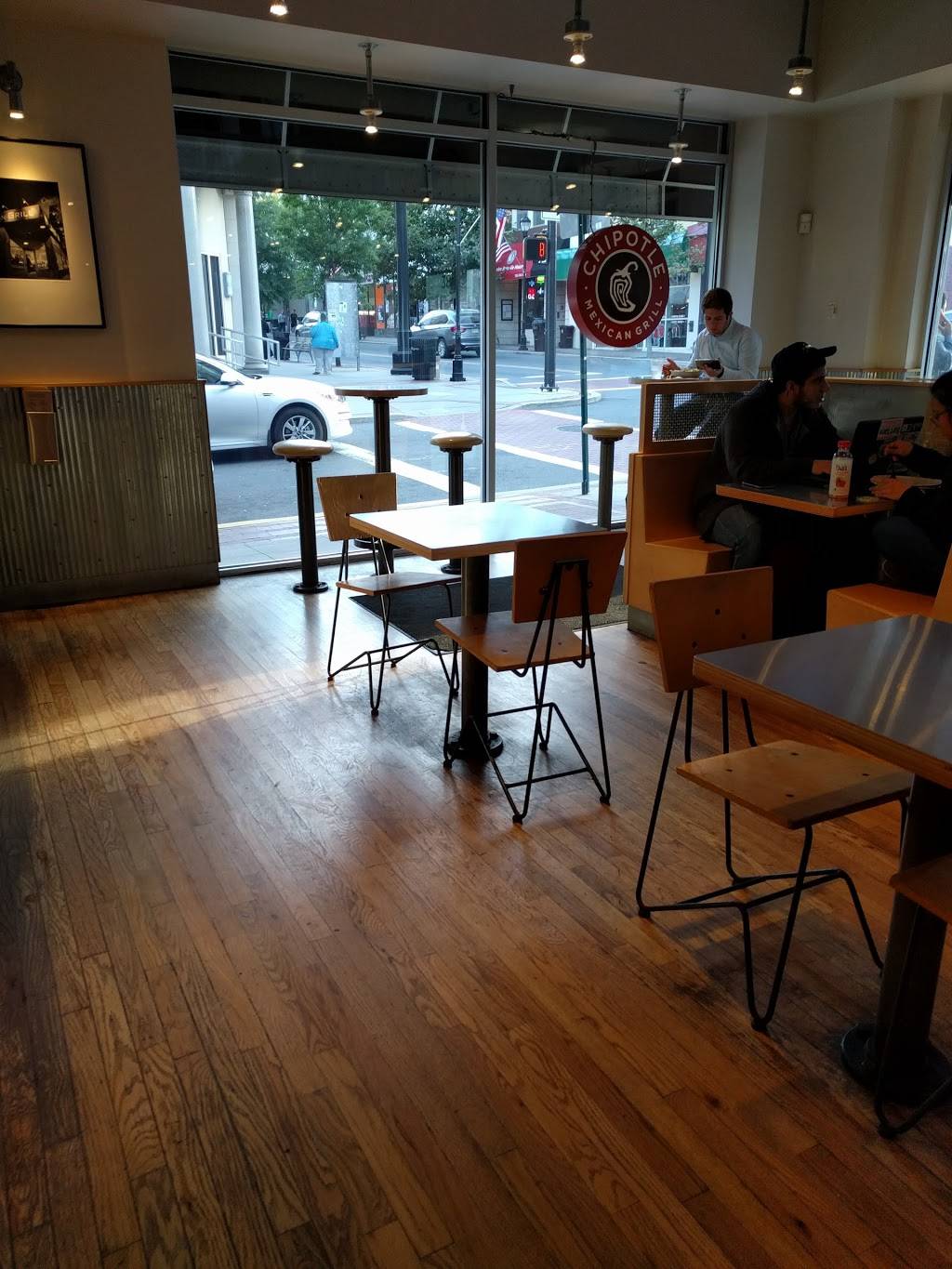 Chipotle Mexican Grill | restaurant | 387 George St, New Brunswick, NJ 08901, USA | 7329931601 OR +1 732-993-1601