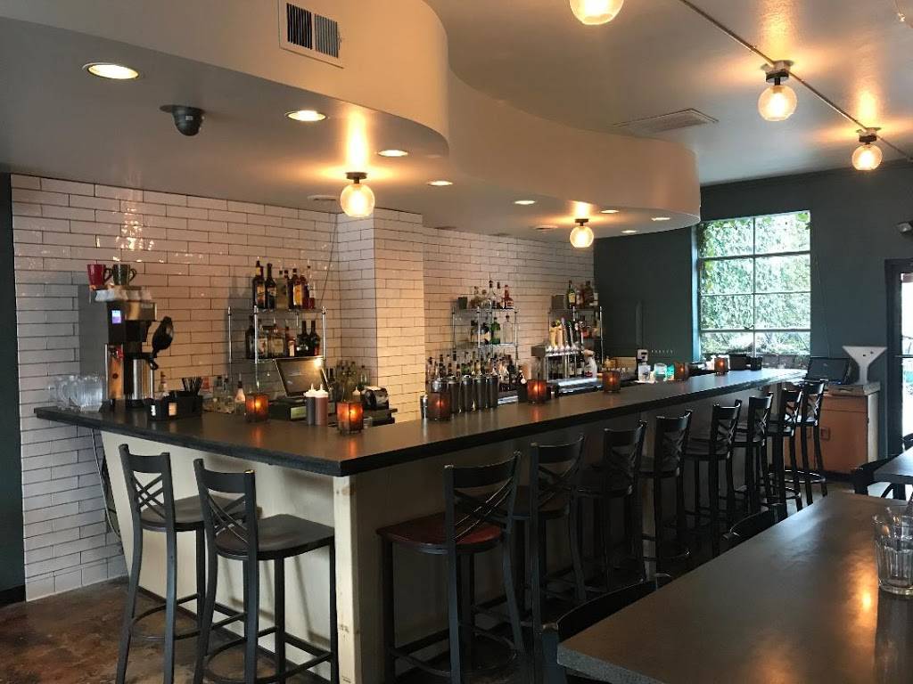 Amici’s Kitchen & Living Room | restaurant | 3249 W 12 Mile Rd, Berkley, MI 48072, USA | 2485444100 OR +1 248-544-4100