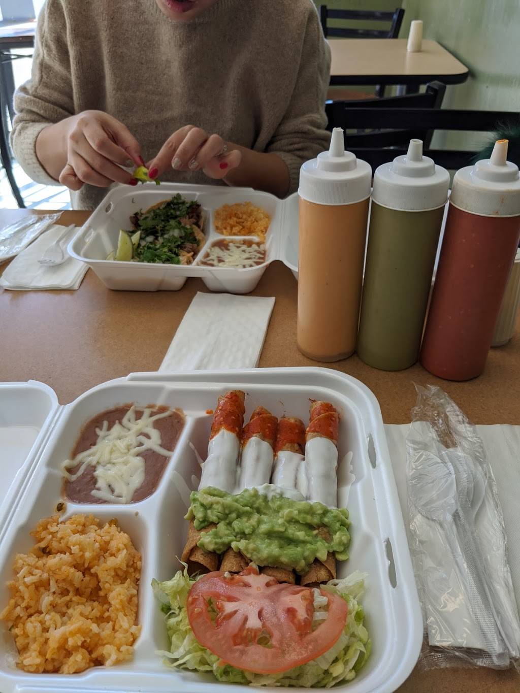 Hamburguesas Los Compas | restaurant | 240 Linwood Blvd, Kansas City, MO 64111, USA | 8164926363 OR +1 816-492-6363