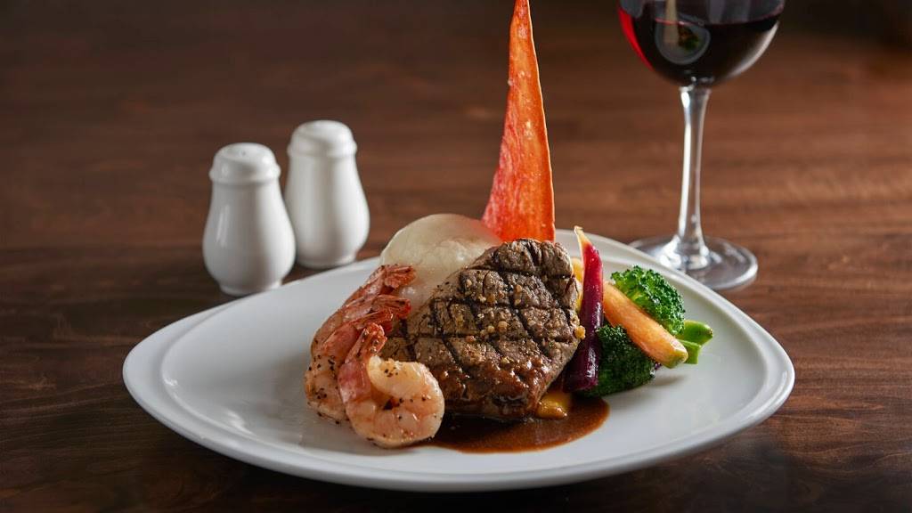 Moments Restaurant & Lounge | restaurant | 6257 Airport Rd, Mississauga, ON L4V 1E4, Canada | 9056781401 OR +1 905-678-1401