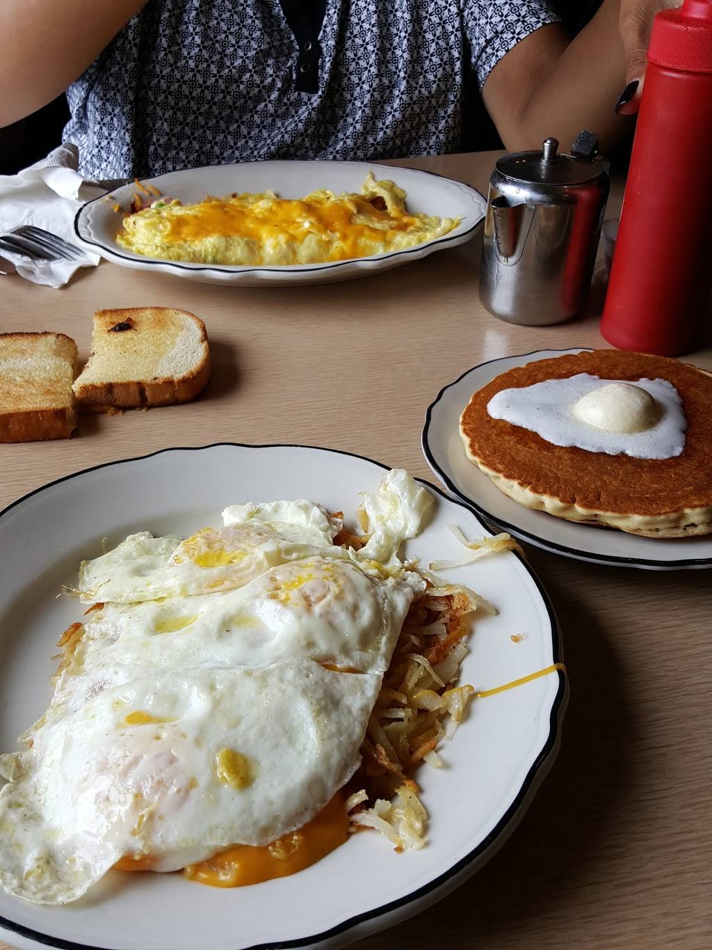 Wooden Shoe Restaurant | restaurant | 441 US-31, Holland, MI 49423, USA | 6163964744 OR +1 616-396-4744