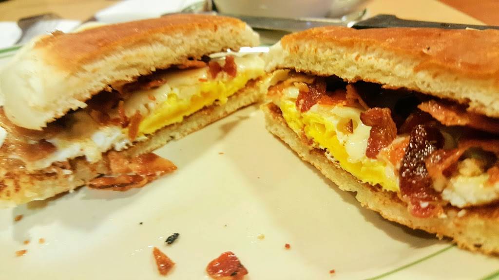 Newport Creamery | meal takeaway | 208 W Main Rd, Middletown, RI 02842, USA | 4018462767 OR +1 401-846-2767